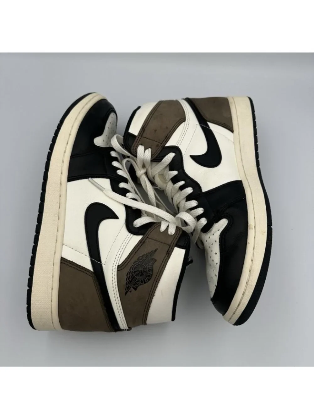 Nike Air Jordan 1 Retro Men’s Size 9 US White High Sneakers 555088-105